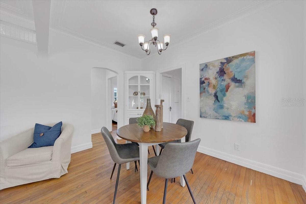 Image 14 of 44 For 943 Queen Street N