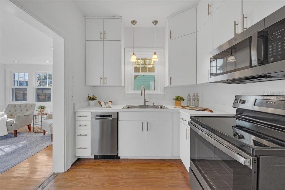 Image 16 of 44 For 943 Queen Street N