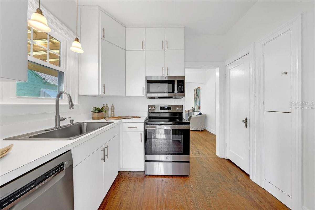 Image 17 of 44 For 943 Queen Street N