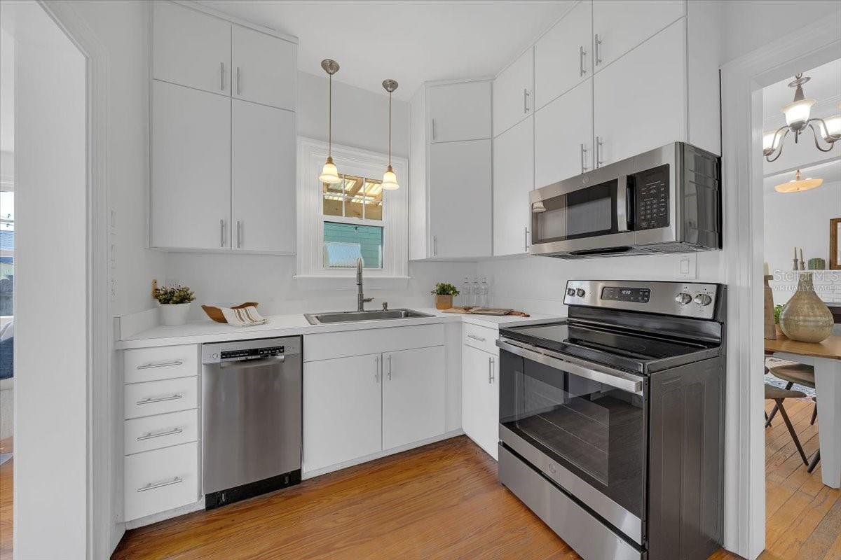 Image 18 of 44 For 943 Queen Street N