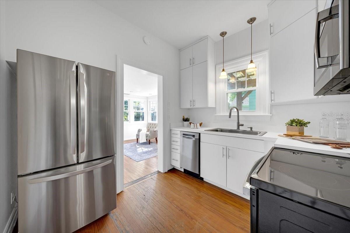 Image 19 of 44 For 943 Queen Street N