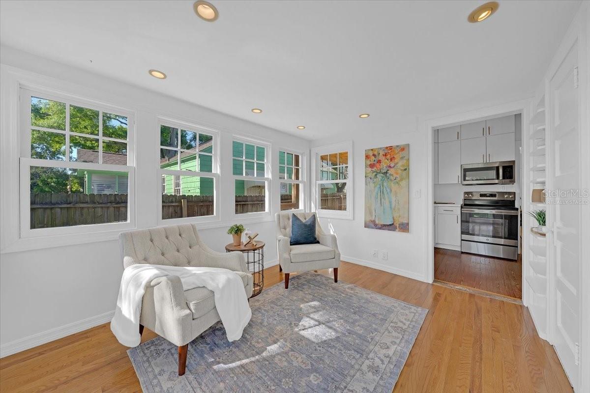 Image 21 of 44 For 943 Queen Street N