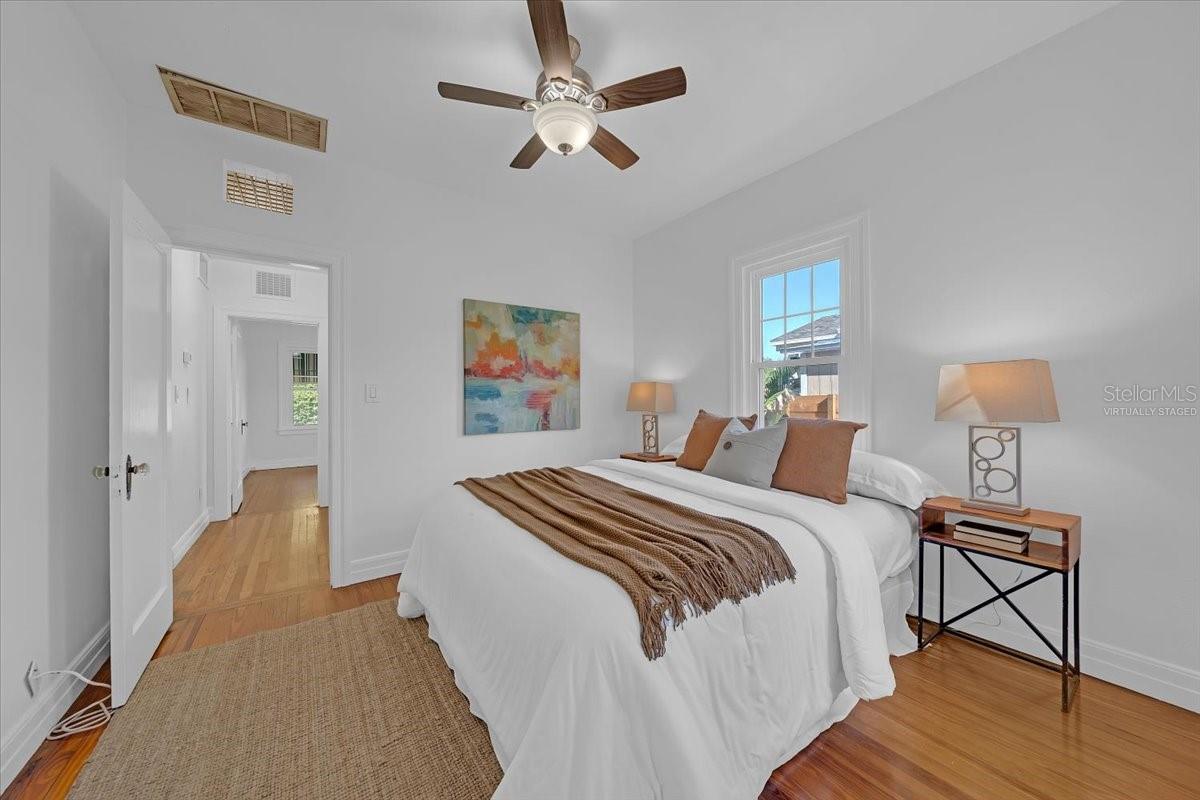 Image 25 of 44 For 943 Queen Street N