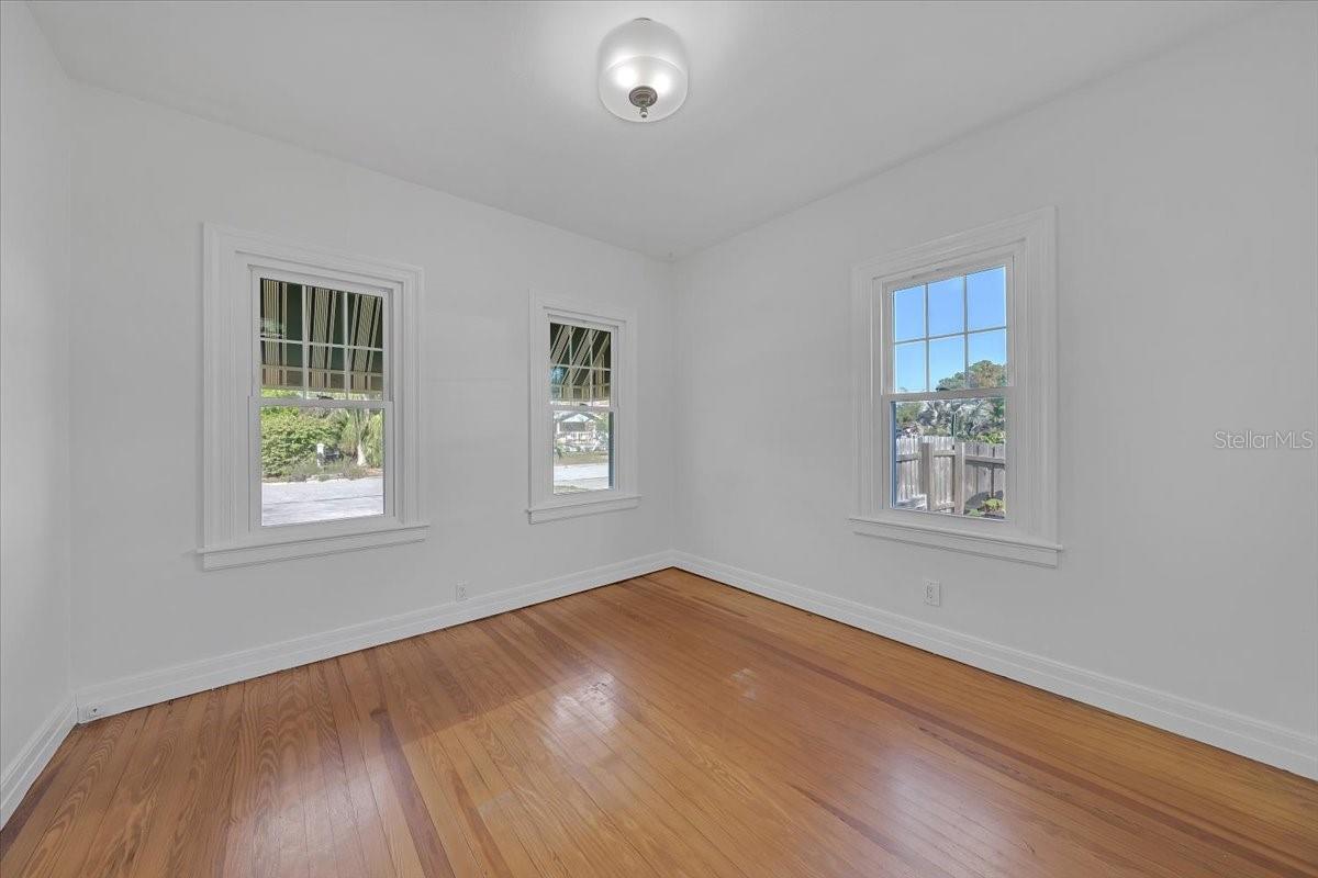 Image 30 of 44 For 943 Queen Street N