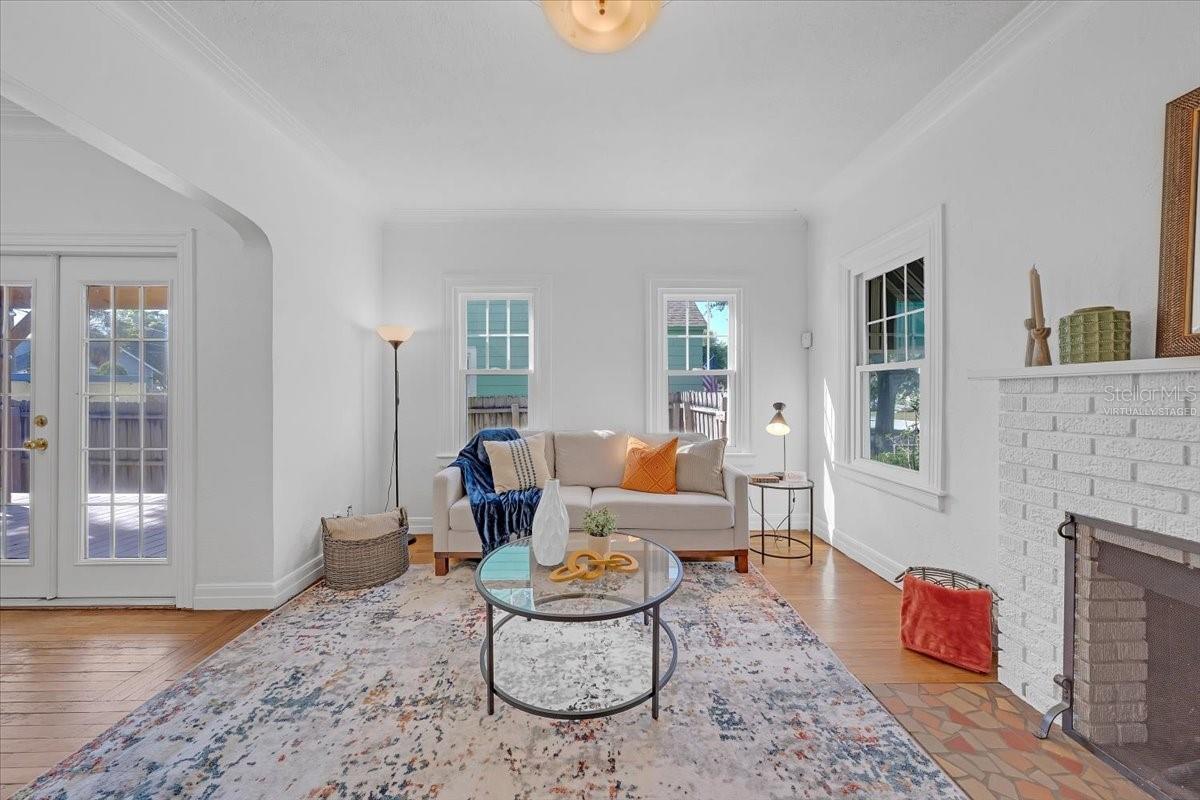 Image 4 of 44 For 943 Queen Street N