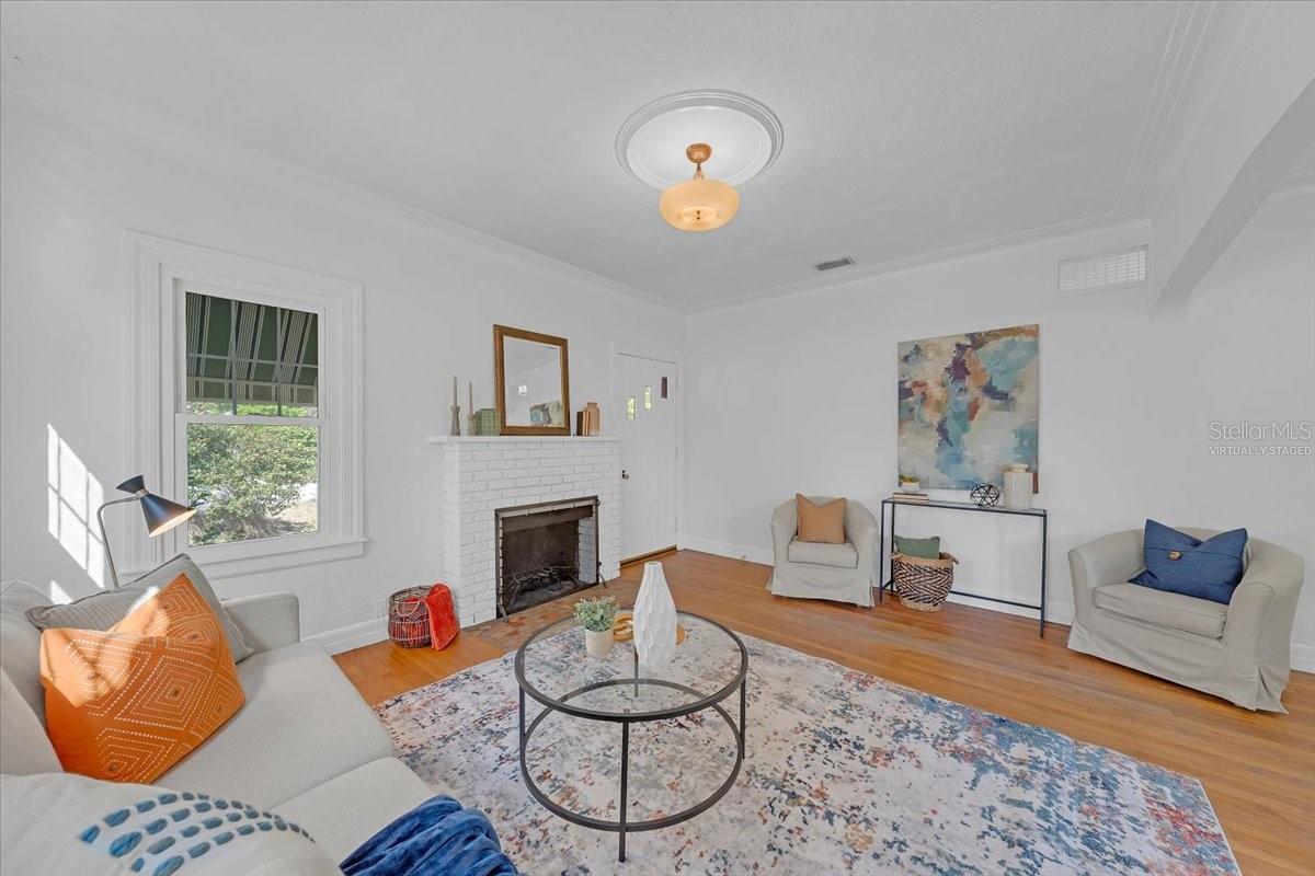 Image 6 of 44 For 943 Queen Street N