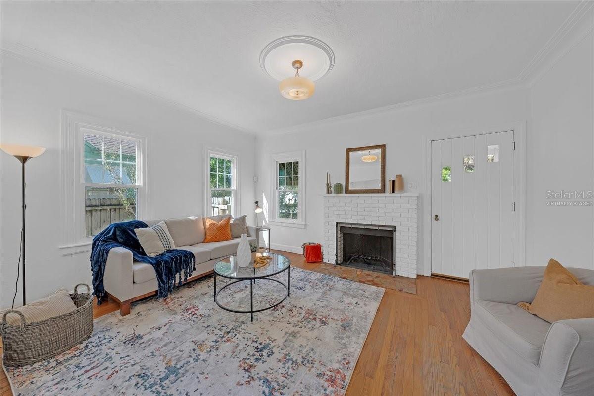 Image 7 of 44 For 943 Queen Street N