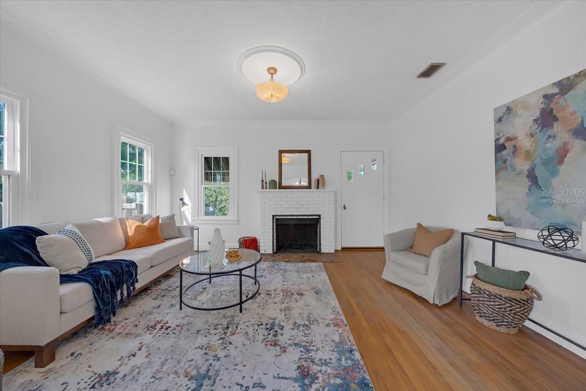 Image 9 of 44 For 943 Queen Street N