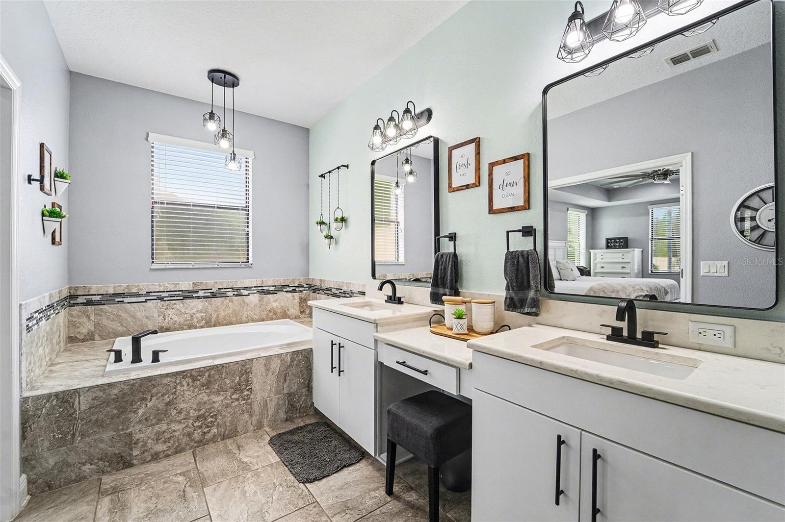 Image 17 of 35 For 21827 Southern Charm Drive