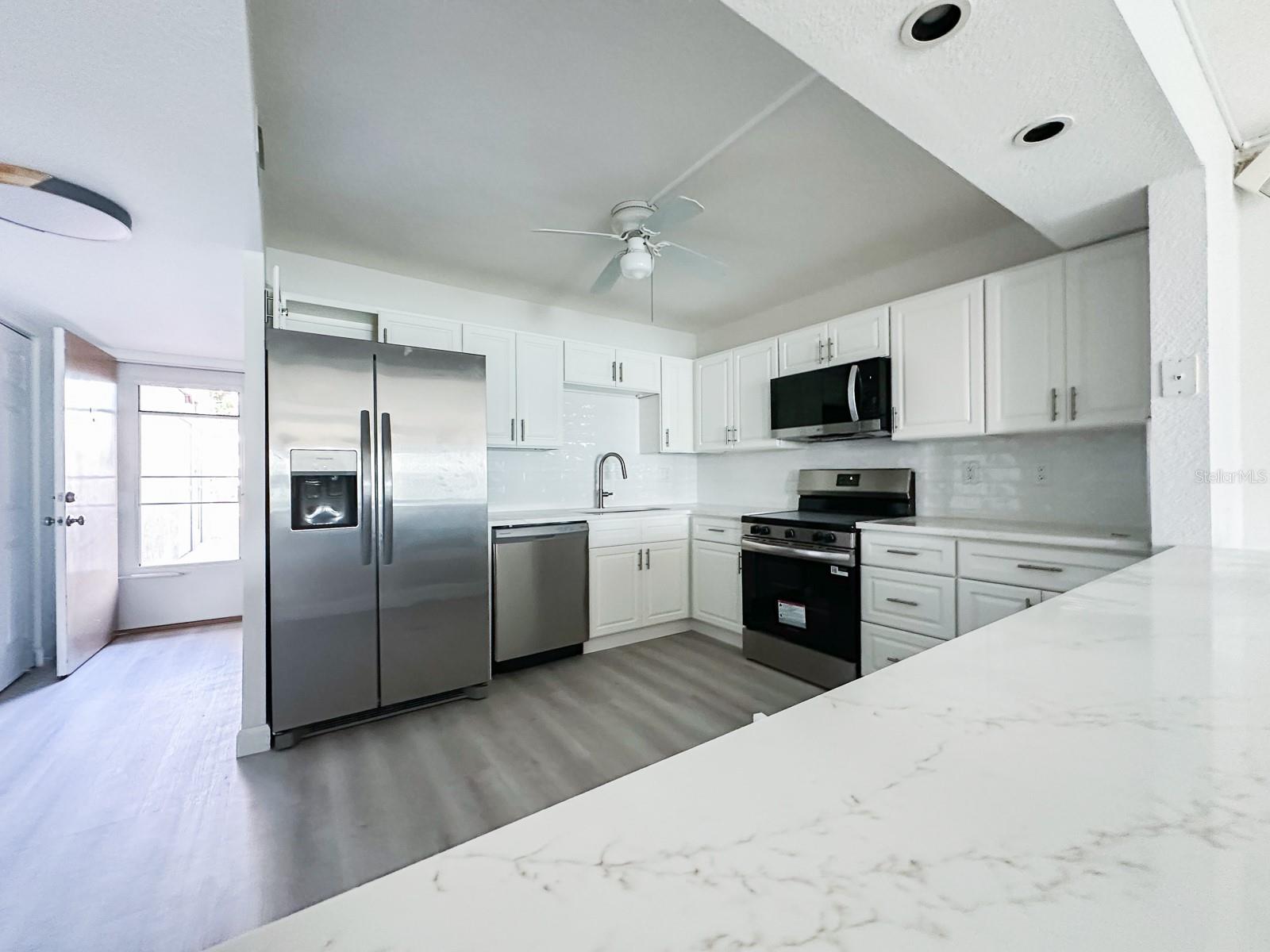 Image 3 of 21 For 7910 Sun Island Drive S 105