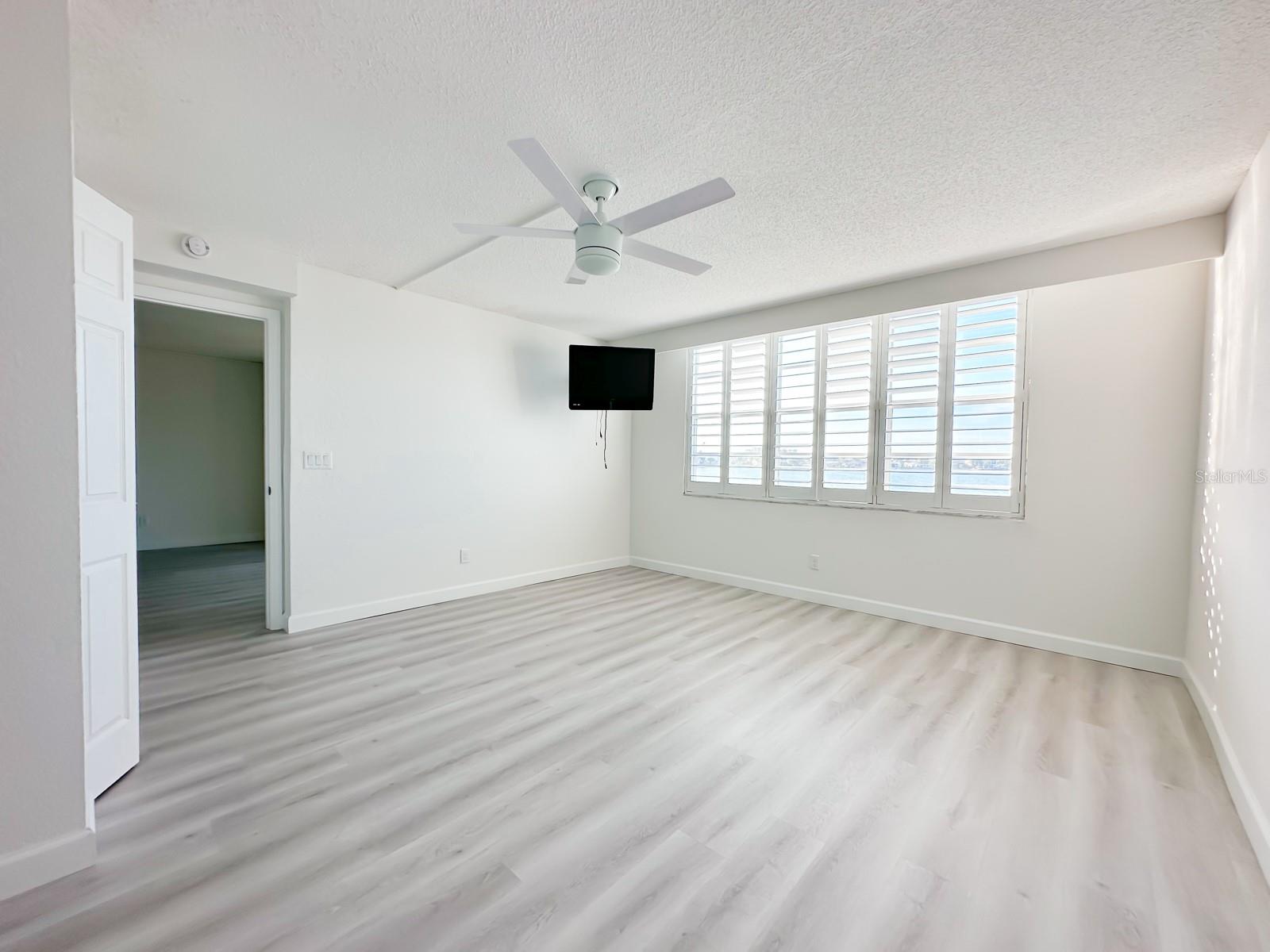 Image 6 of 21 For 7910 Sun Island Drive S 105