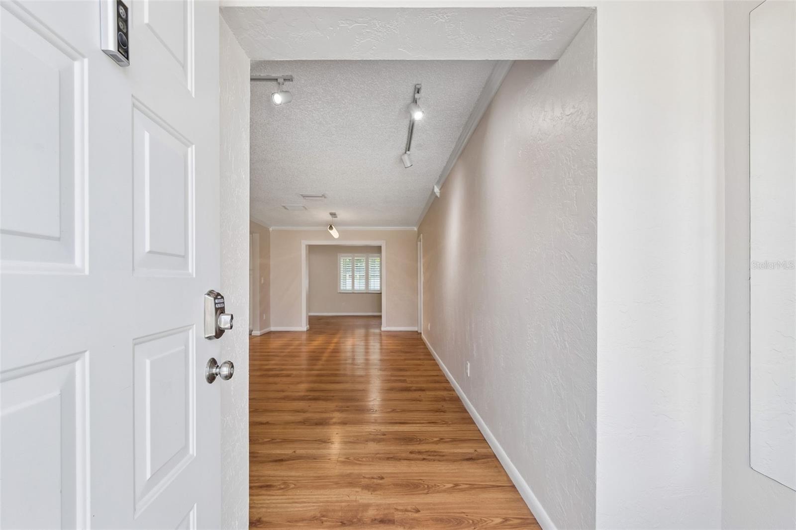 Listing photo id 2 for 11670 81st Place