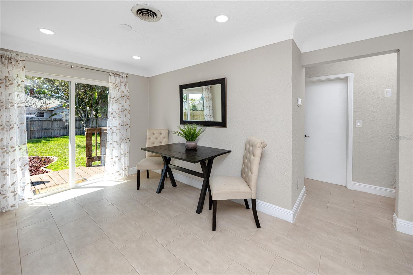 Image 10 of 41 For 3626 Queen Street N