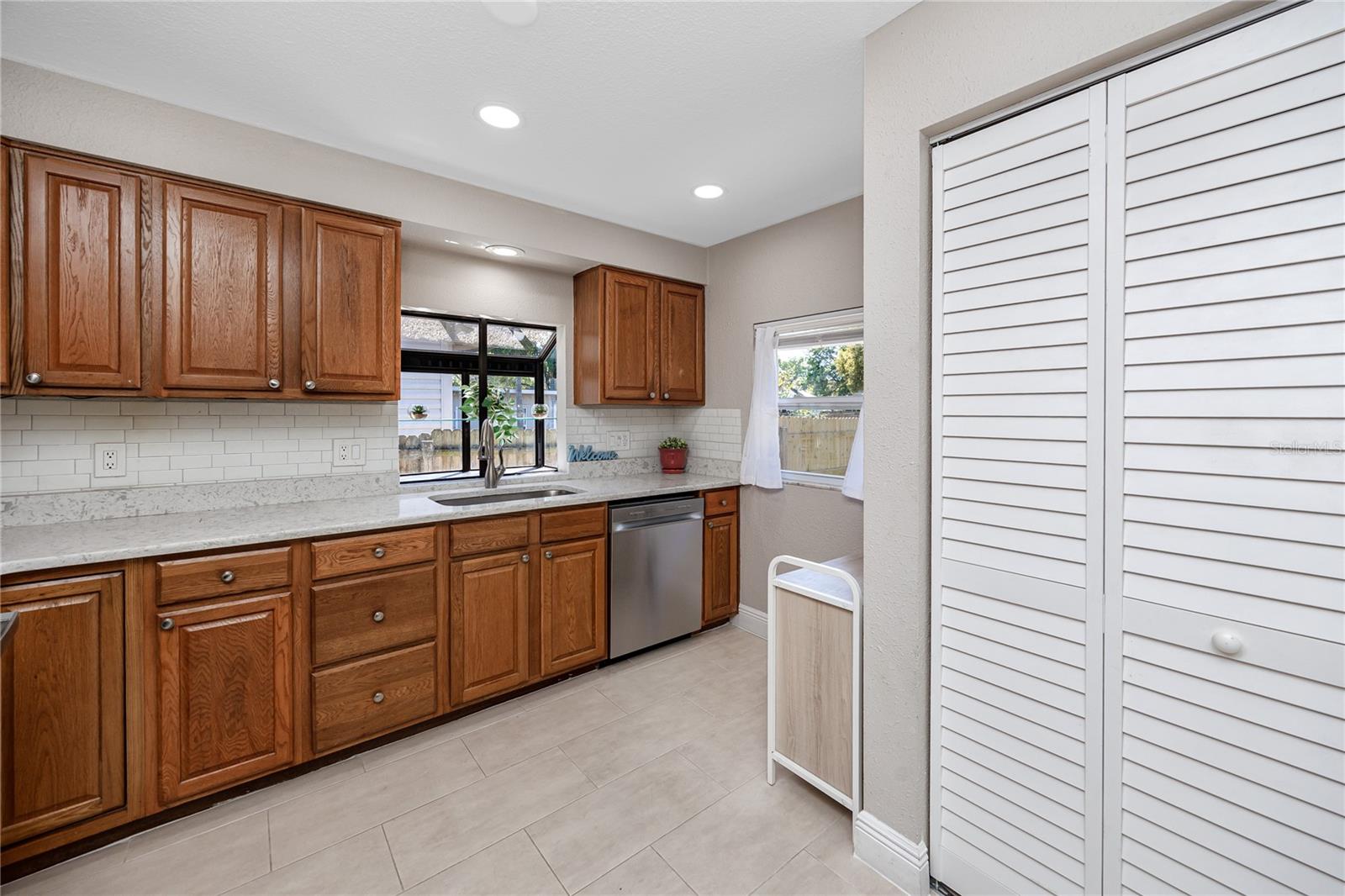 Image 15 of 41 For 3626 Queen Street N