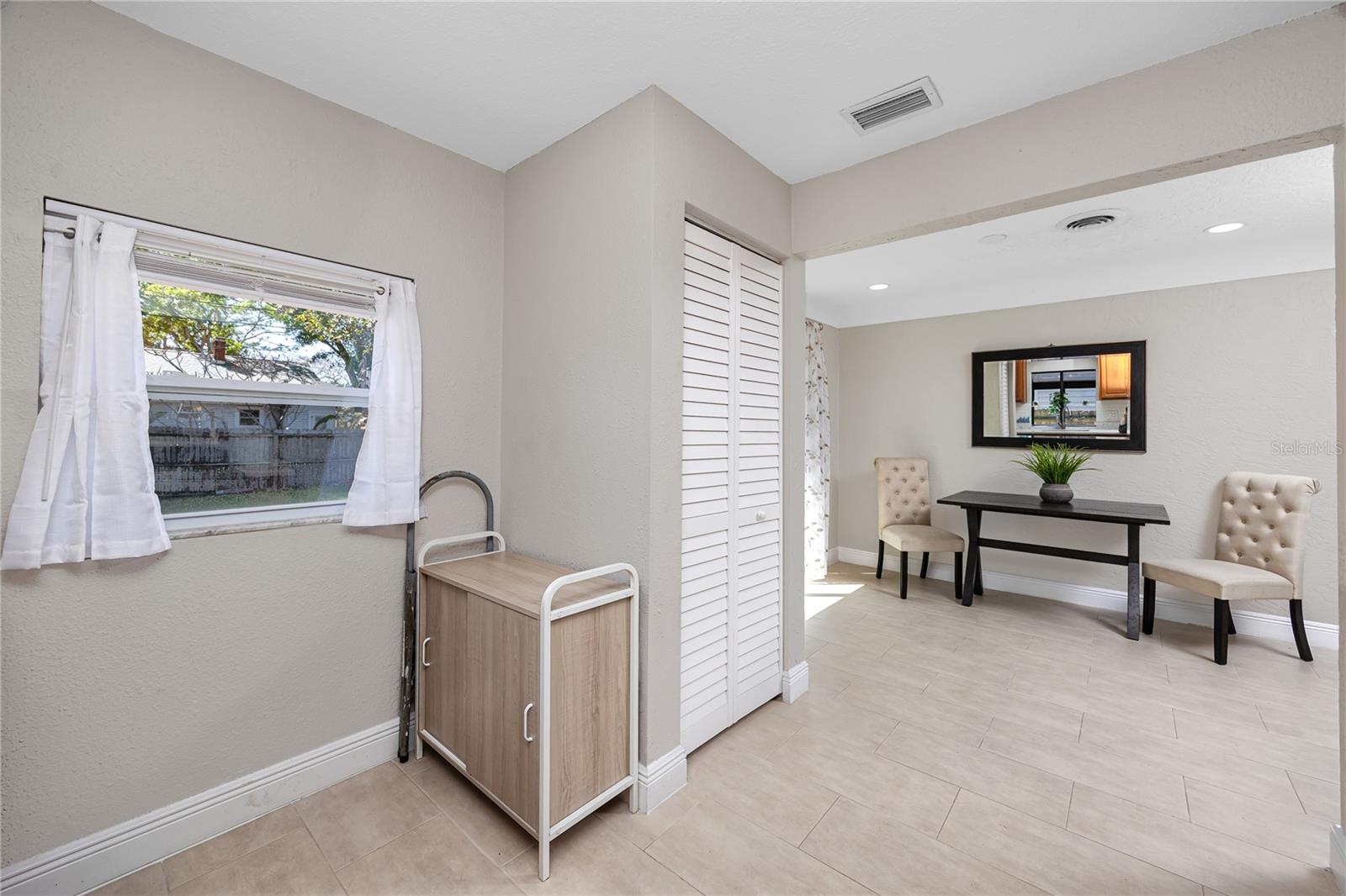 Image 16 of 41 For 3626 Queen Street N