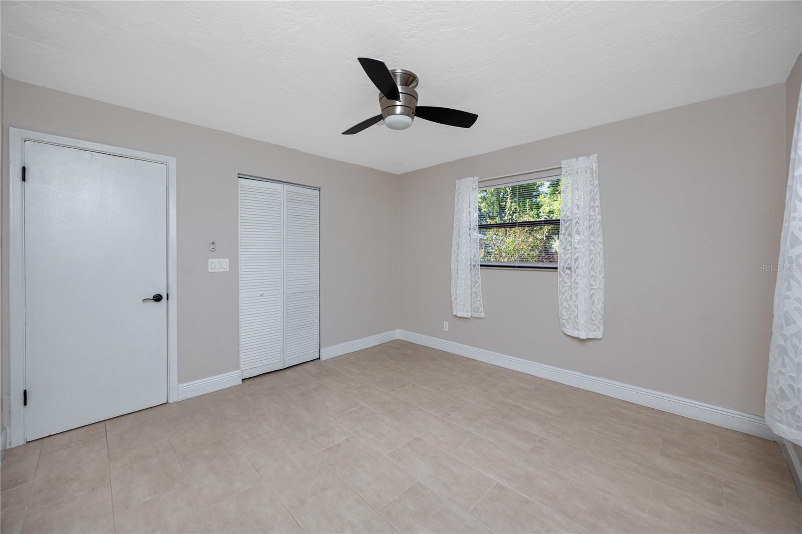 Image 18 of 41 For 3626 Queen Street N