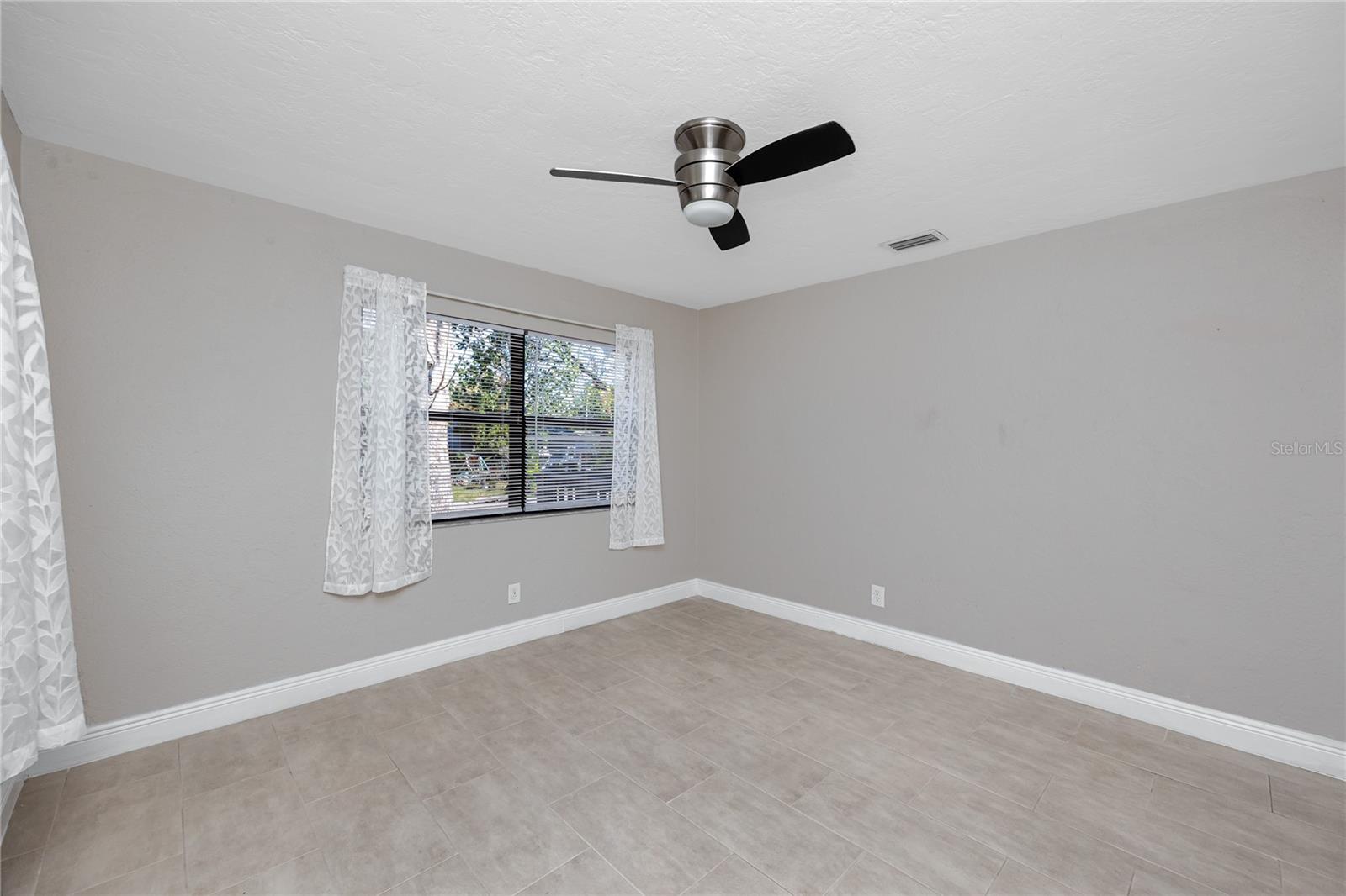 Image 19 of 41 For 3626 Queen Street N