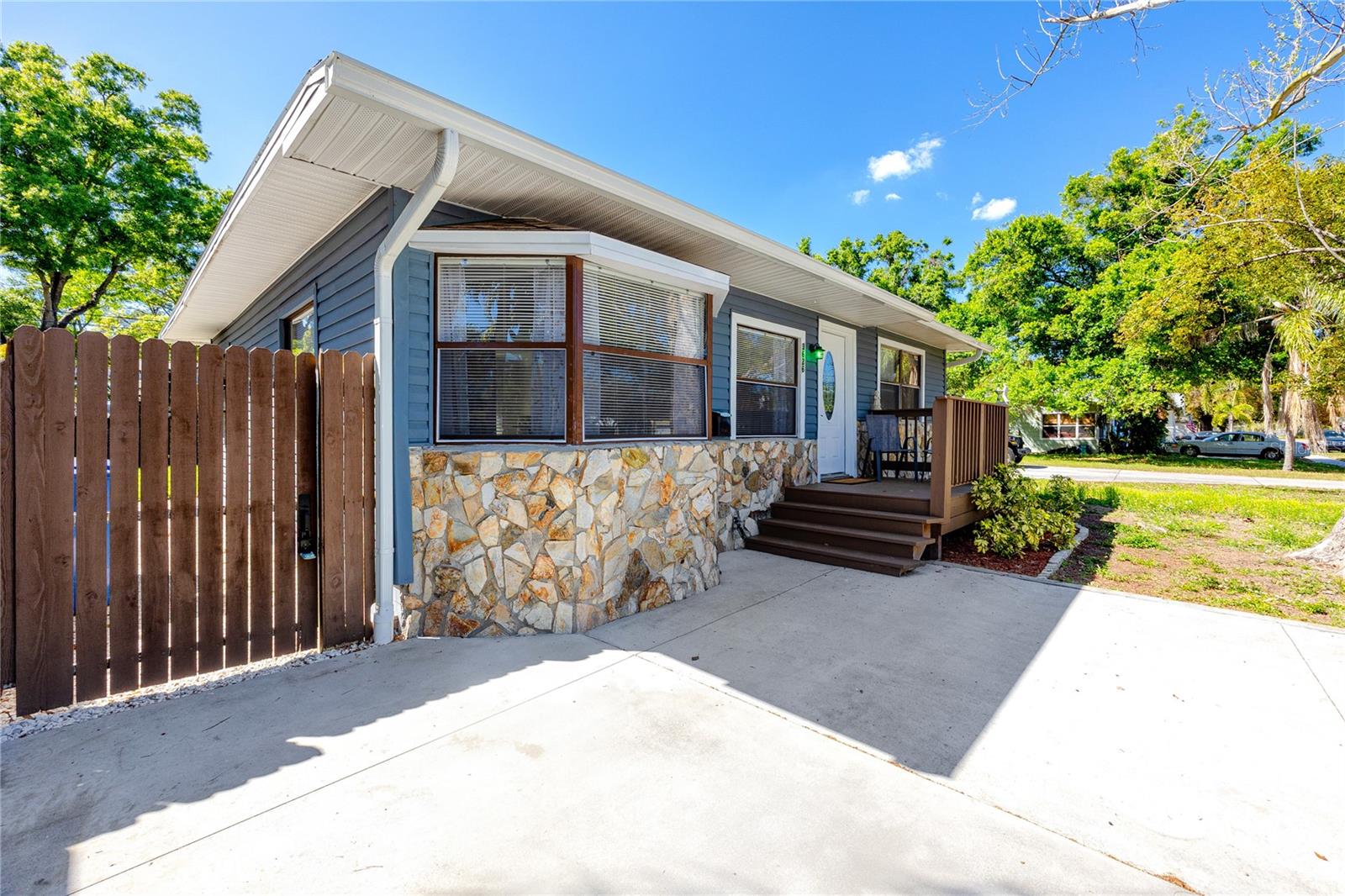 Image 2 of 41 For 3626 Queen Street N