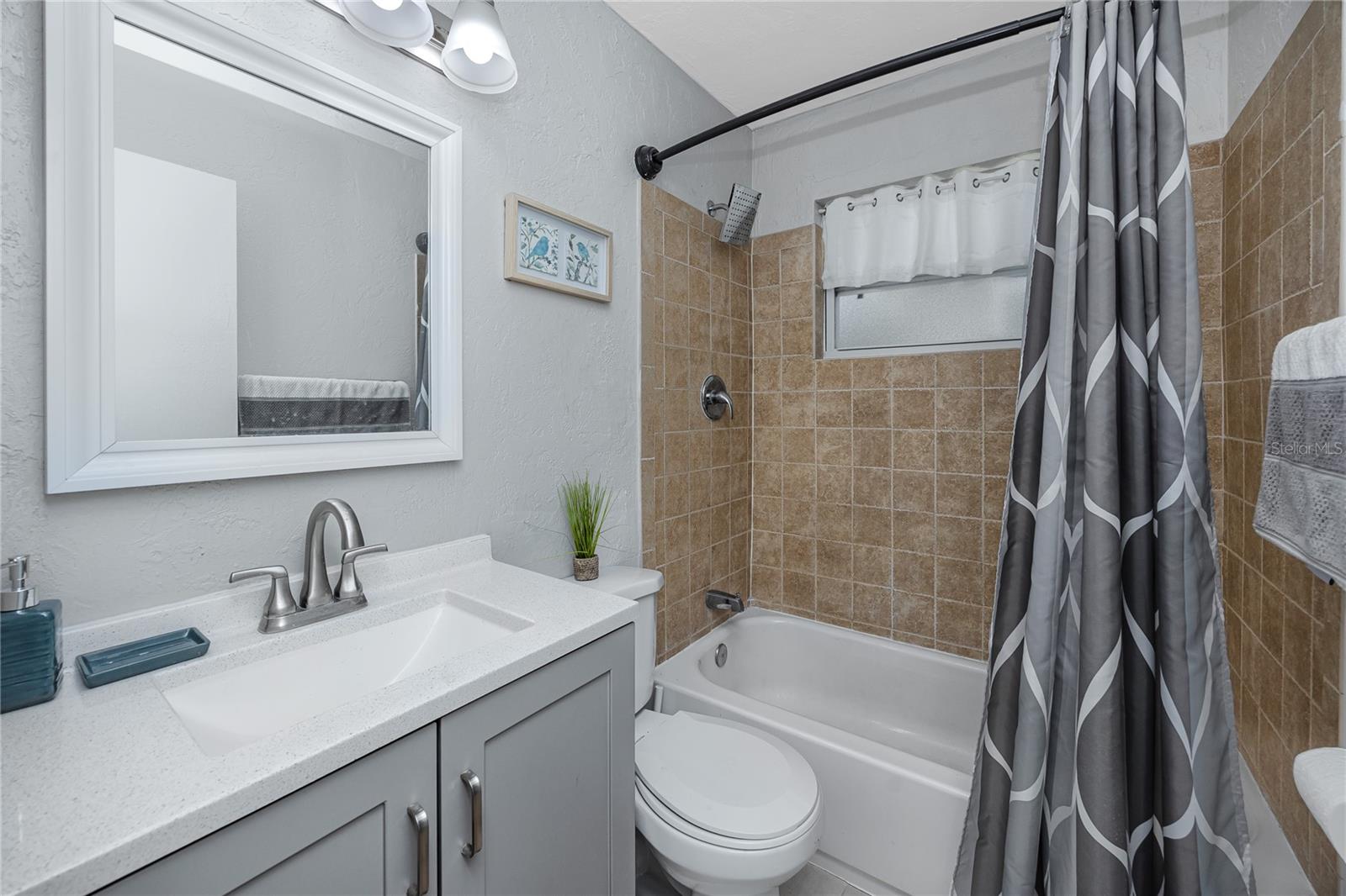 Image 20 of 41 For 3626 Queen Street N