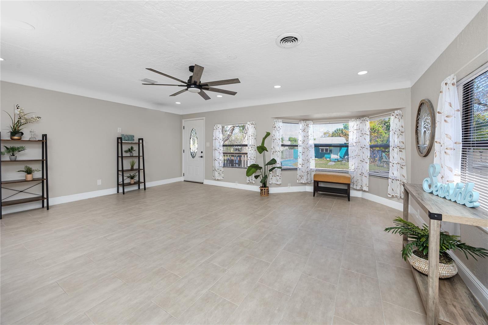 Image 6 of 41 For 3626 Queen Street N