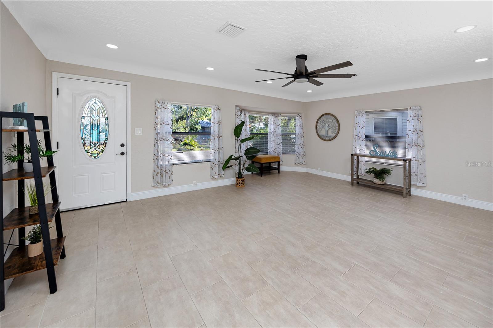 Image 8 of 41 For 3626 Queen Street N