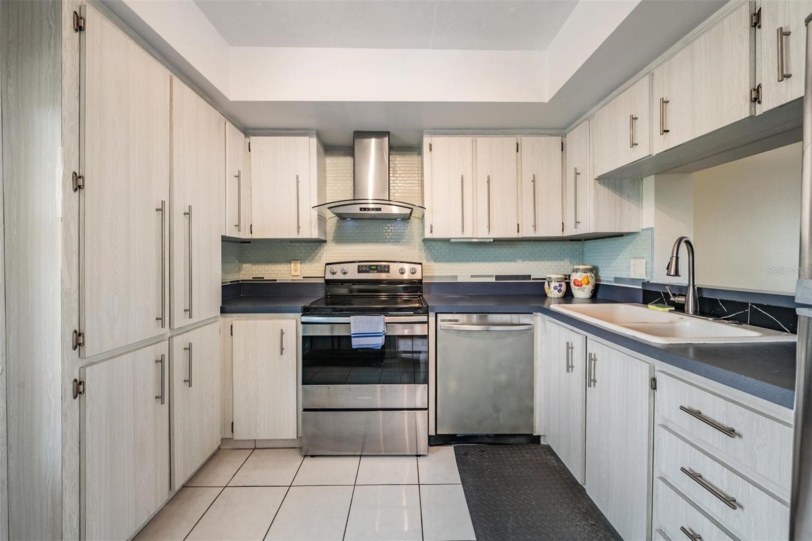 Image 12 of 44 For 2621 Cove Cay Drive 606