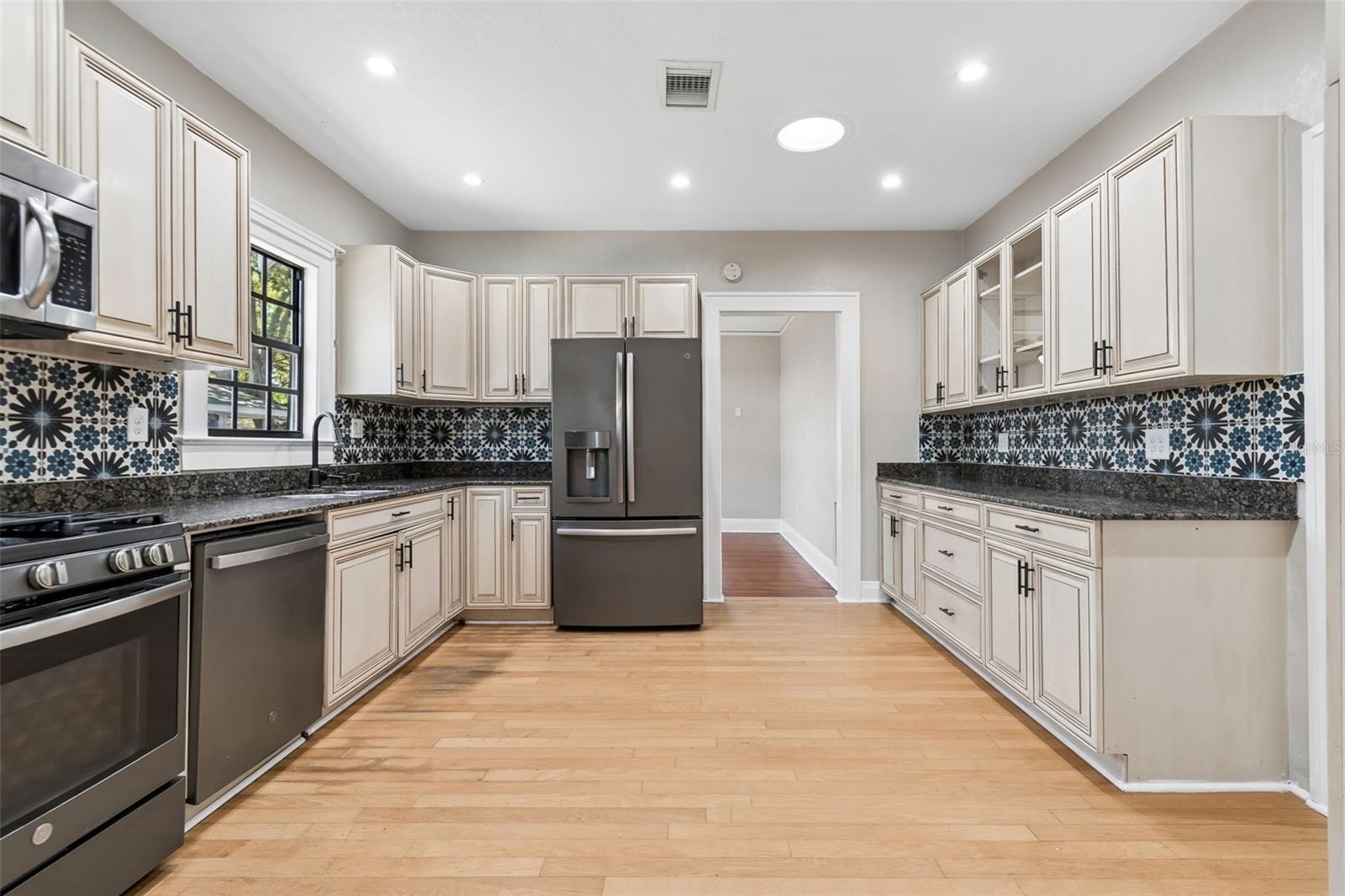 Image 5 of 25 For 310 Paris Street