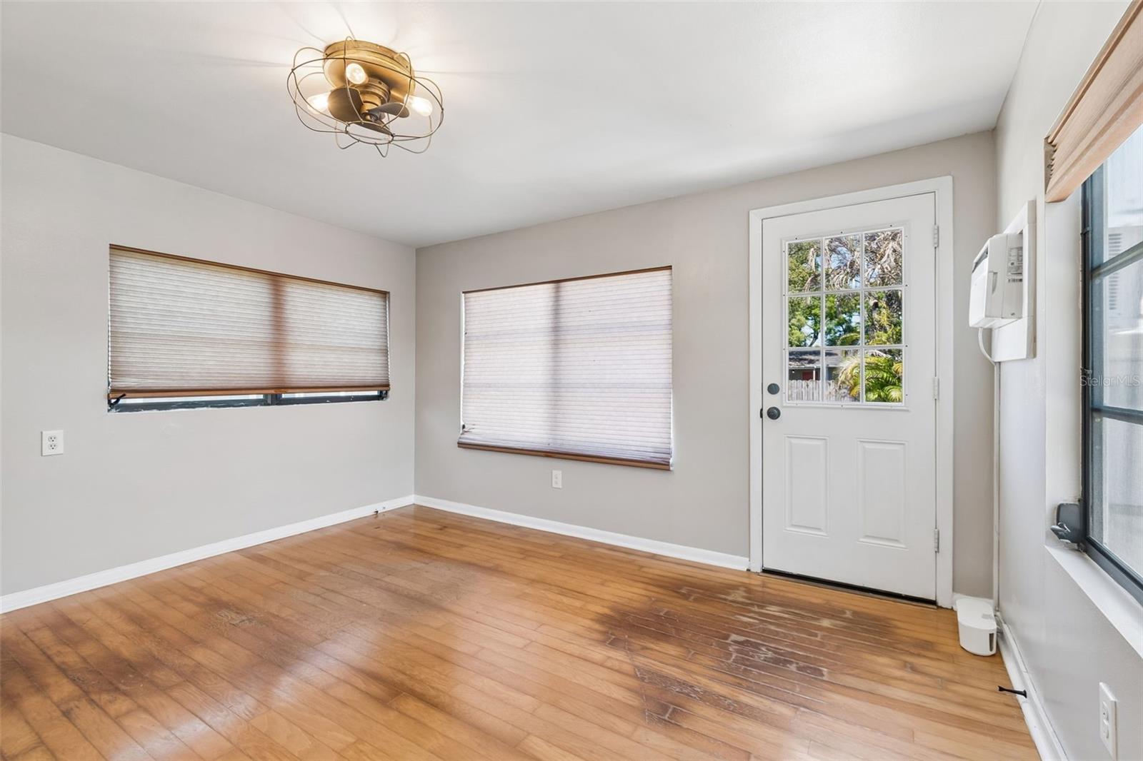 Image 7 of 25 For 310 Paris Street