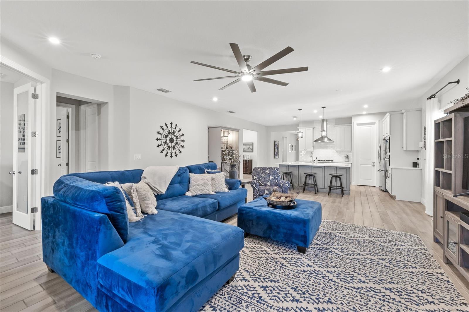 Listing photo id 11 for 5540 Del Coronado Drive