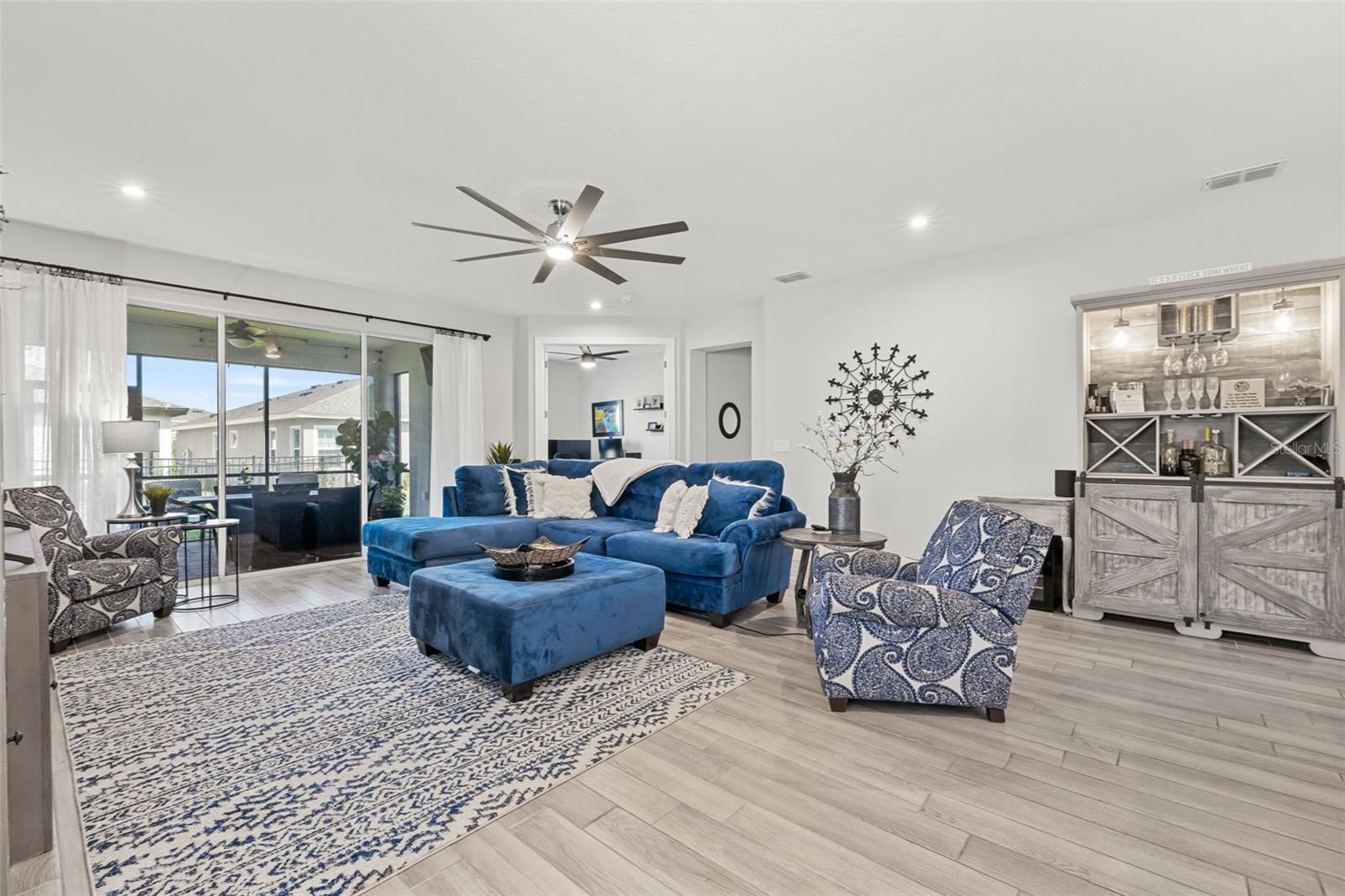 Listing photo id 13 for 5540 Del Coronado Drive