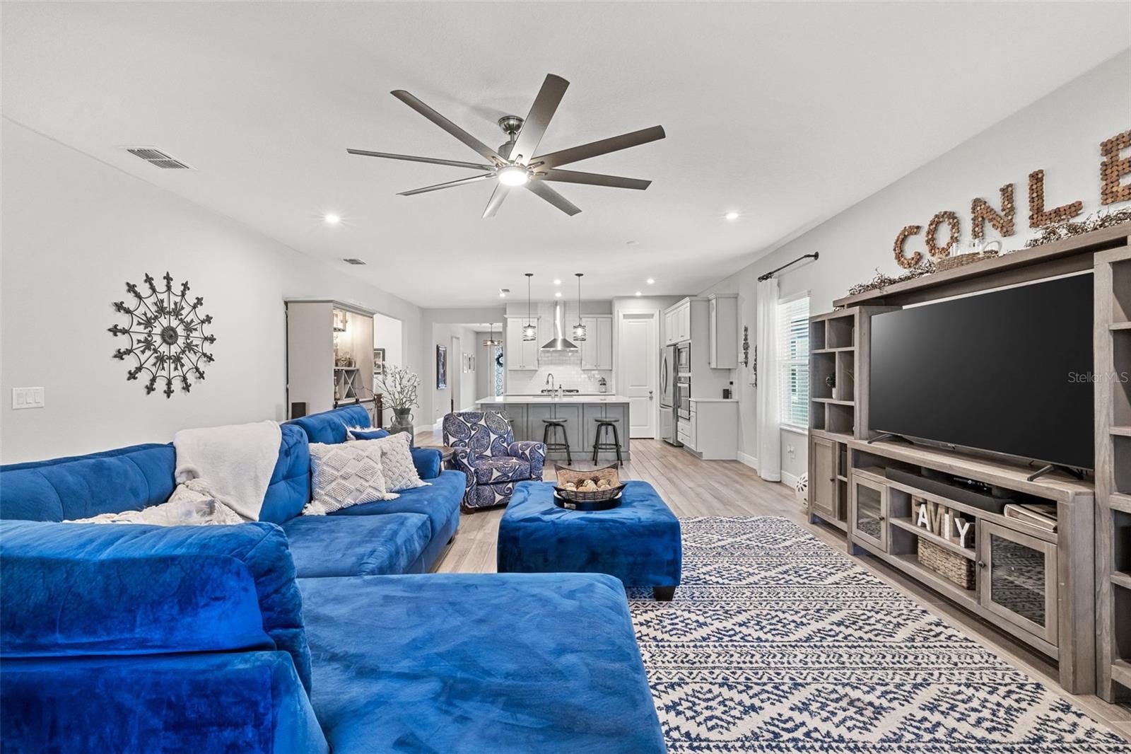 Listing photo id 14 for 5540 Del Coronado Drive