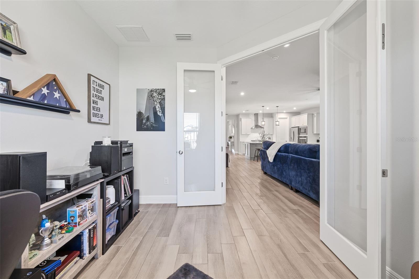 Listing photo id 16 for 5540 Del Coronado Drive