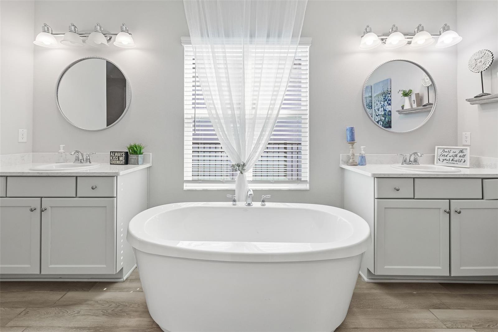 Listing photo id 25 for 5540 Del Coronado Drive