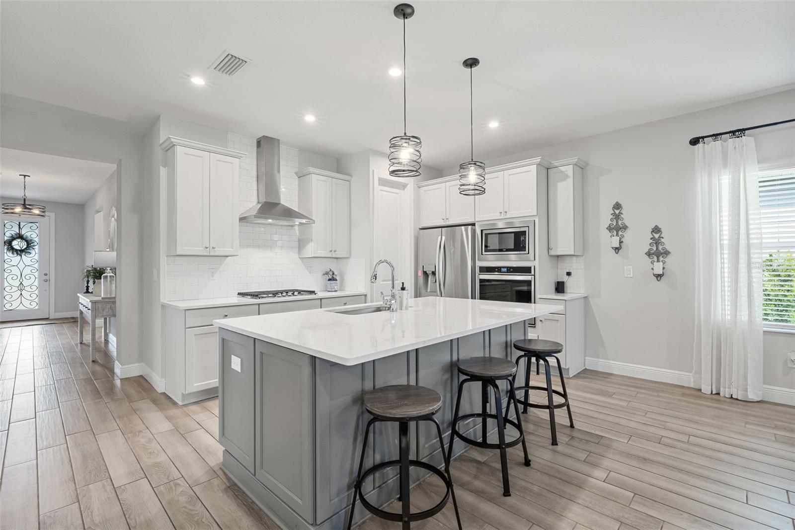 Listing photo id 6 for 5540 Del Coronado Drive