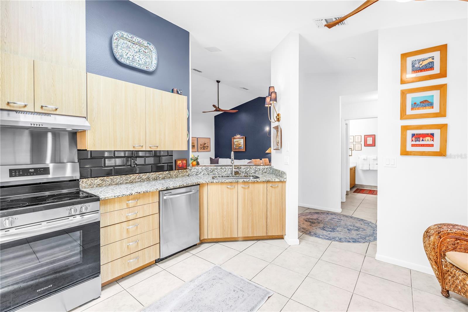 Image 11 of 42 For 992 San Carlos Court Ne