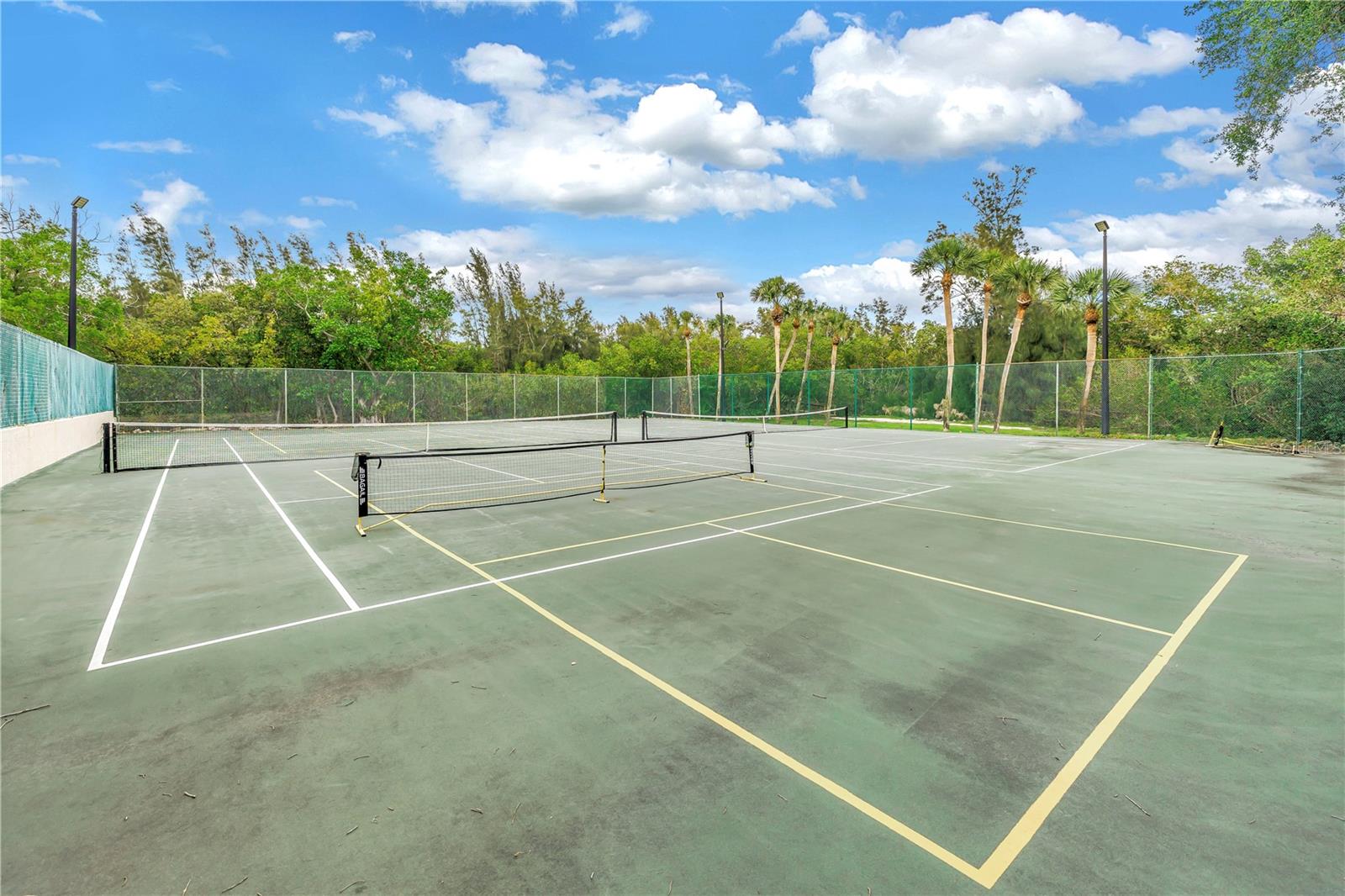 Image 27 of 42 For 992 San Carlos Court Ne