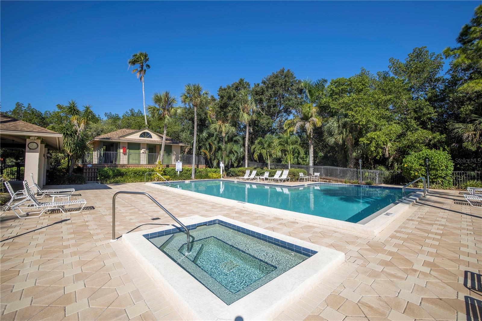 Image 31 of 42 For 992 San Carlos Court Ne