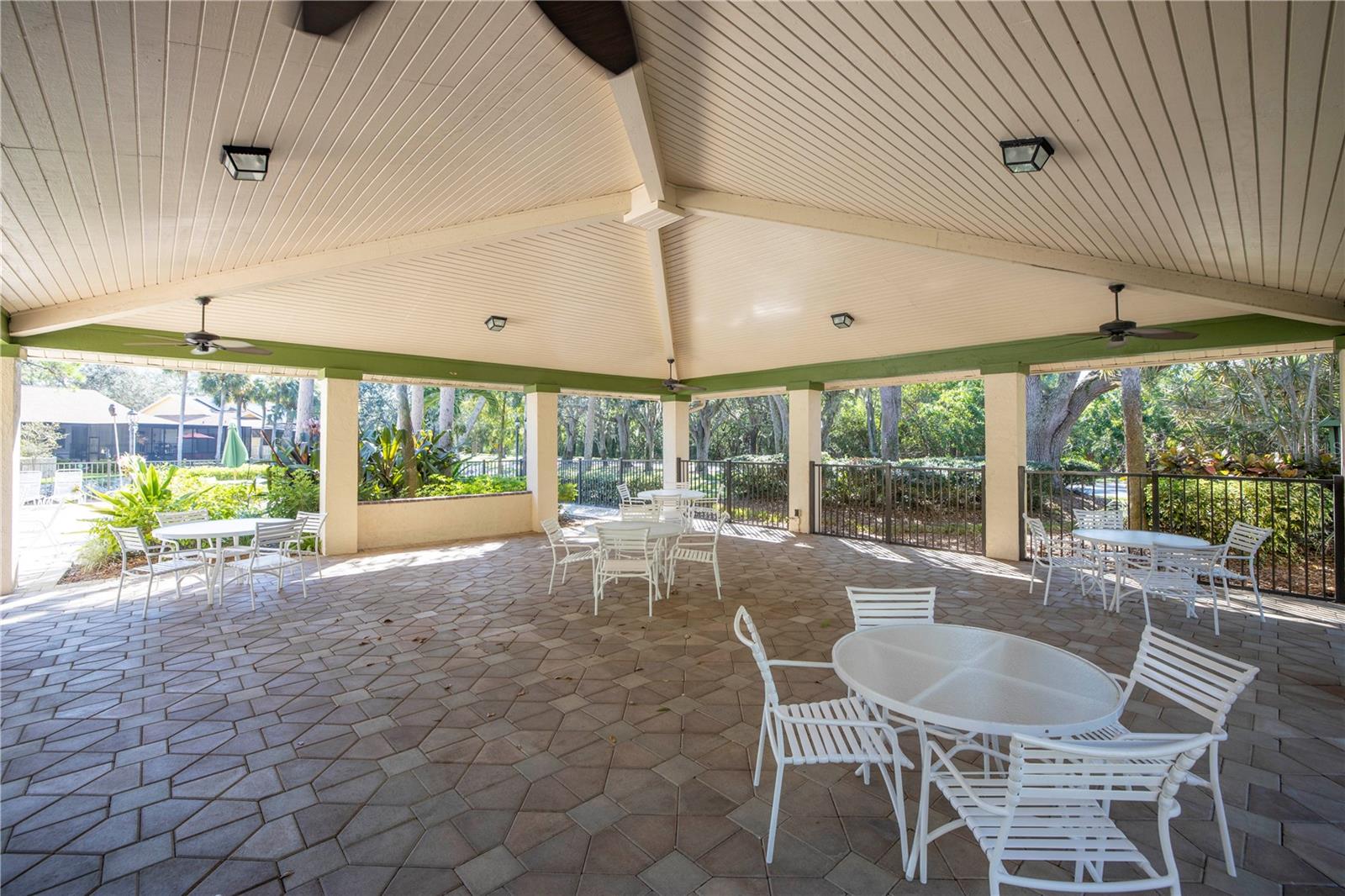 Image 33 of 42 For 992 San Carlos Court Ne