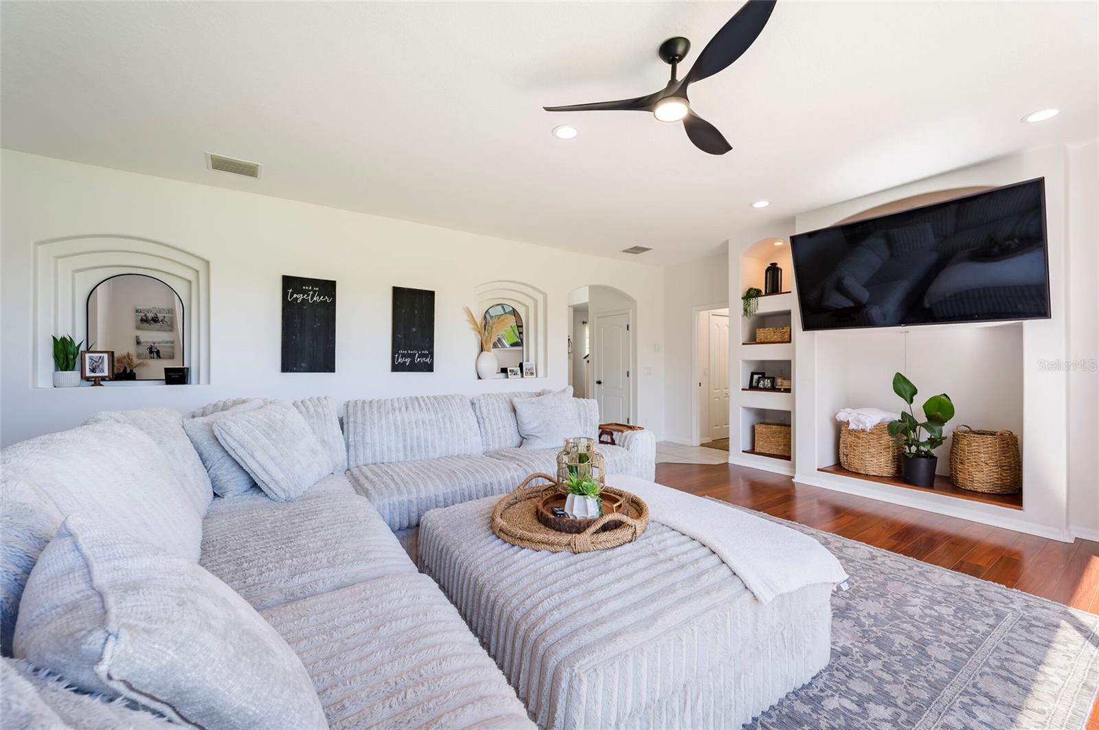 Image 21 of 55 For 212 Excalibur Court