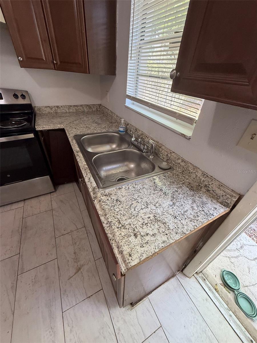 Image 9 of 23 For 8105 Klondyke Street