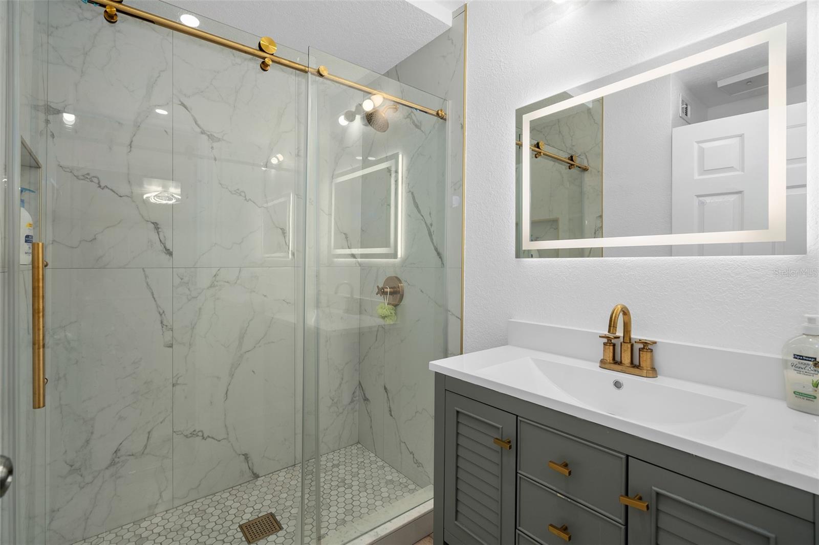 Image 21 of 31 For 4190 Versailles Drive 4190d