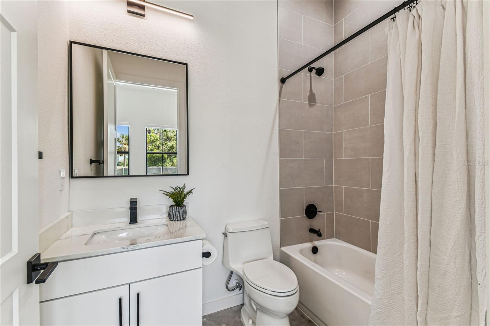 Image 17 of 93 For 1218 Kay Street 16