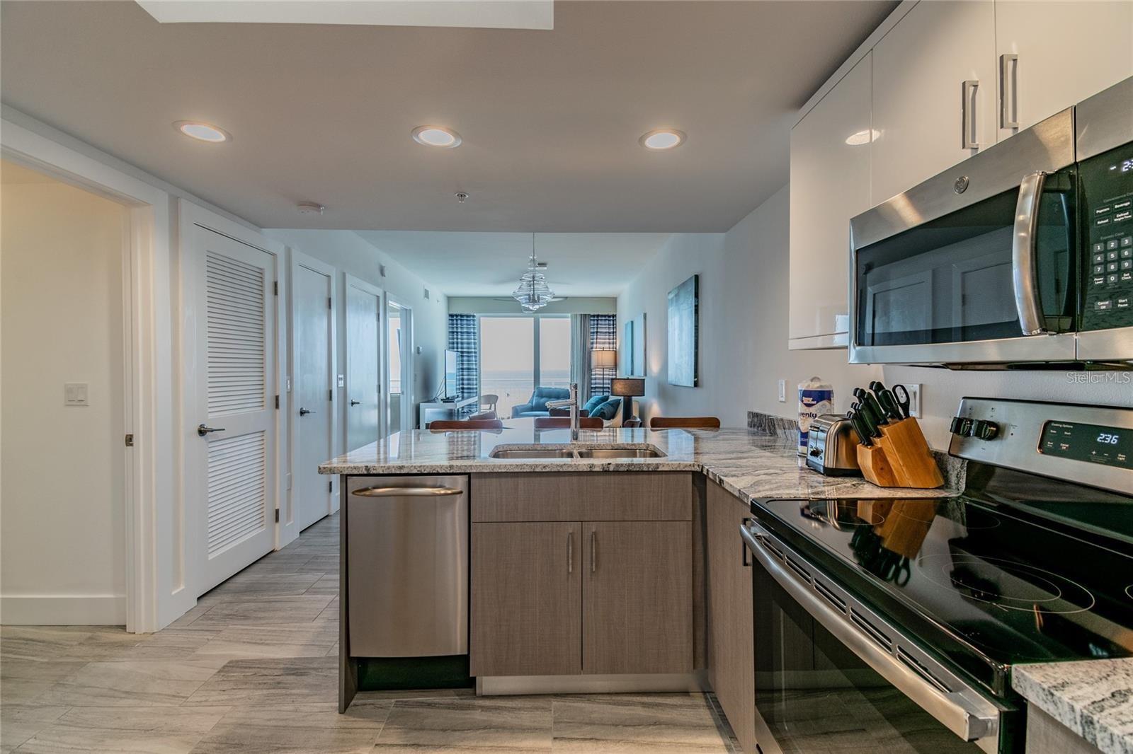 Image 17 of 31 For 10116 Gulf Boulevard 405w