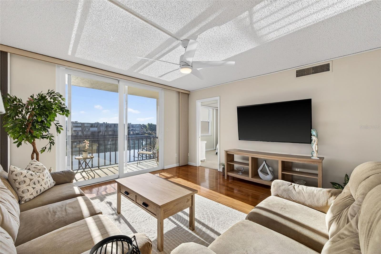 Image 14 of 42 For 7625 Sun Island Drive S 207