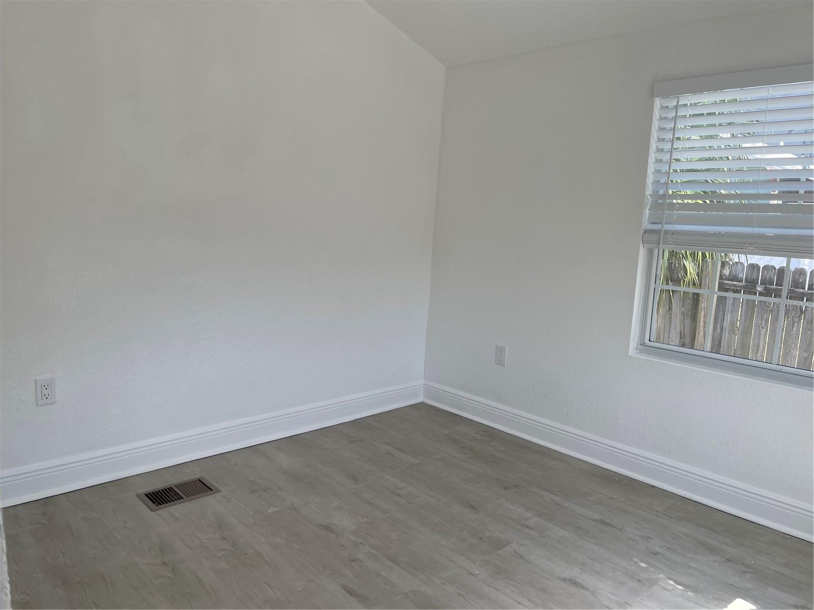 Image 18 of 34 For 114 Amelia Avenue