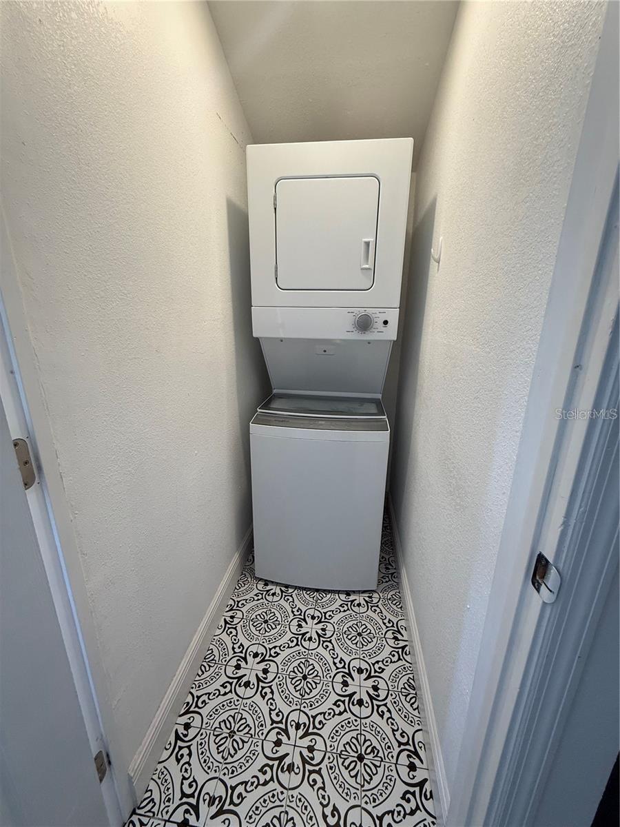 Image 22 of 34 For 114 Amelia Avenue