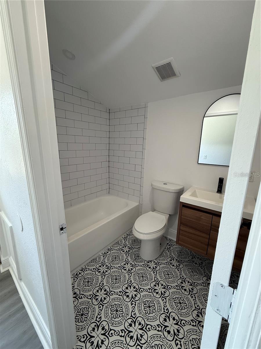 Image 23 of 34 For 114 Amelia Avenue