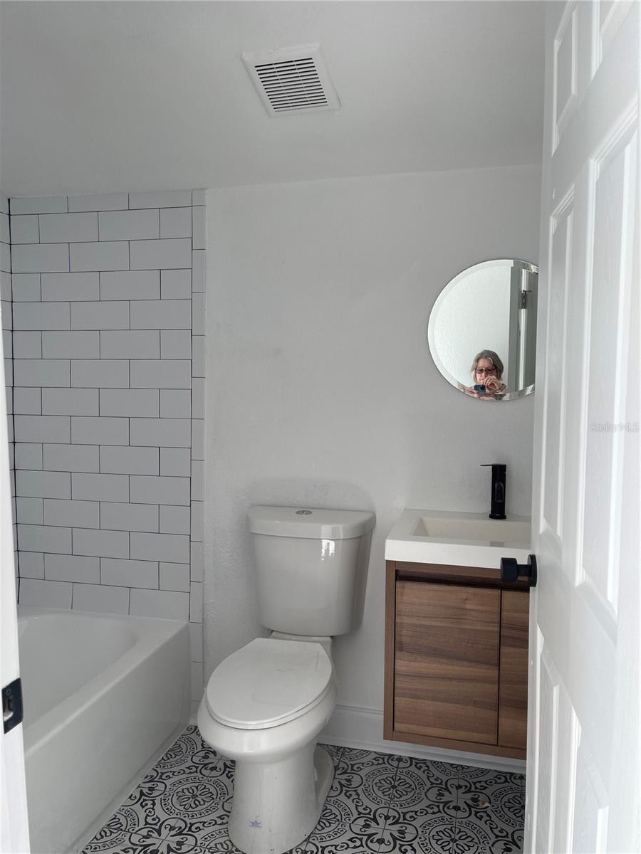 Image 24 of 34 For 114 Amelia Avenue