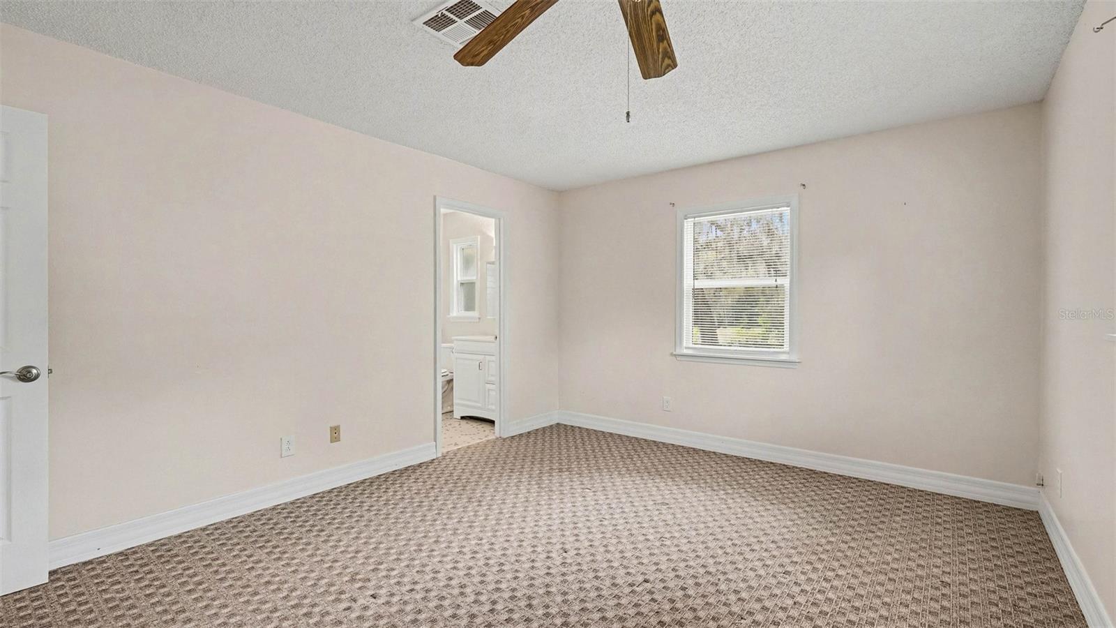 Listing photo id 8 for 2434 Gardenia Drive