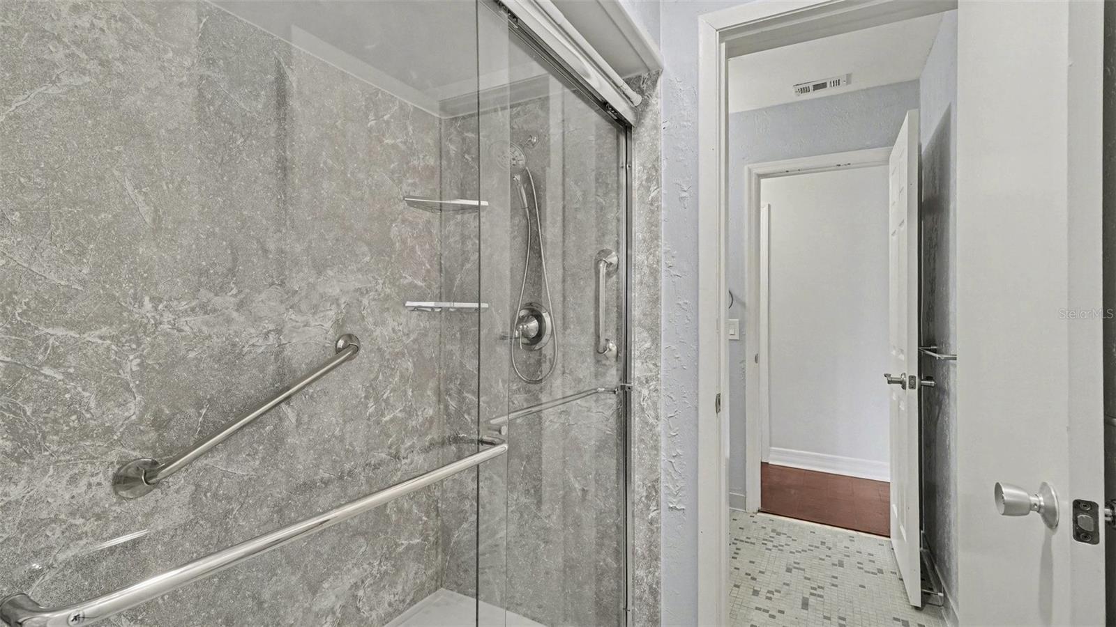 Listing photo id 11 for 2434 Gardenia Drive